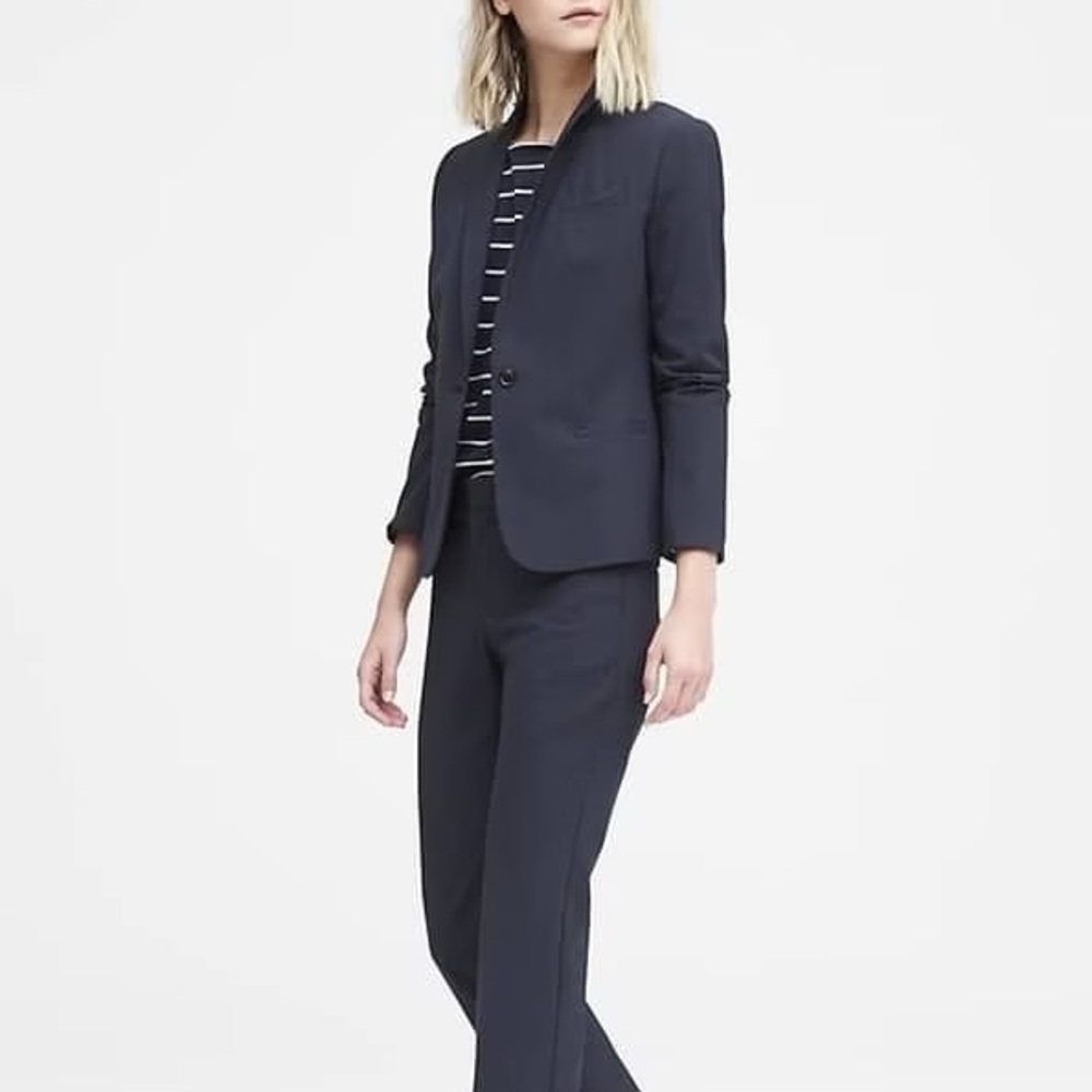 Banana Republic Classic Blazer in Washable Wool Blend - Size 8.